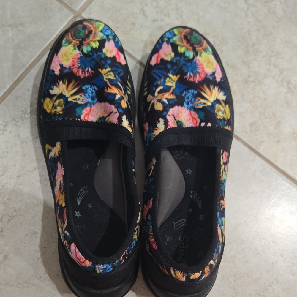 Bzees Women's Sneakers - Black with Multicolor Floral